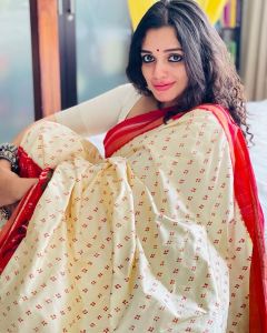 ann-augustine-beautiful-images-in-saree-new-003