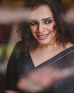 ann-augustine-latest-photos-in-black-saree-092-001