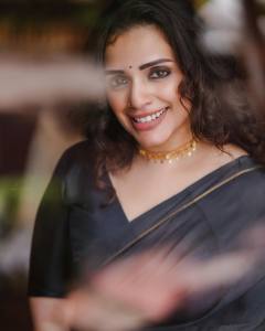 ann-augustine-latest-photos-in-black-saree-092-002