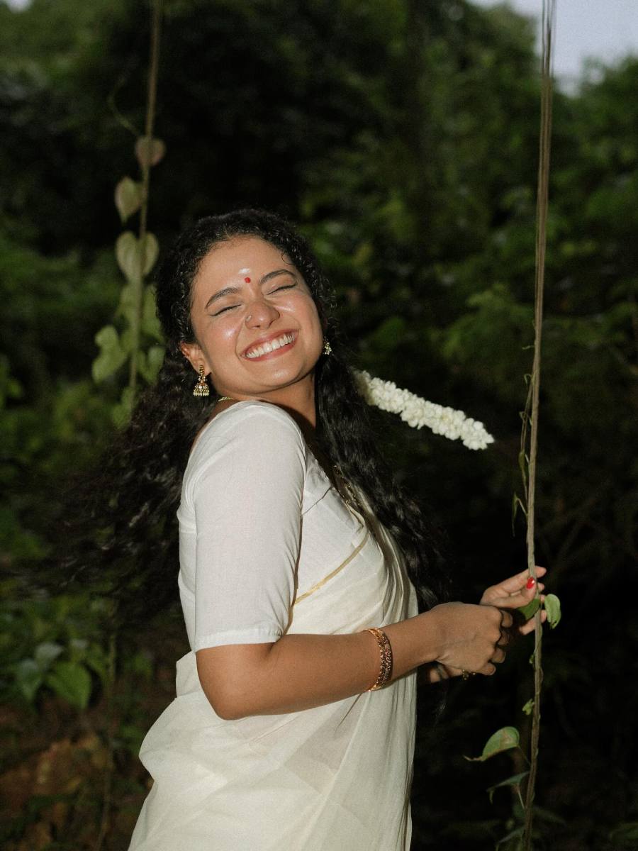 anna-ben-nayarambalam-in-simple-set-mundu-with-mullapoo-photos-003