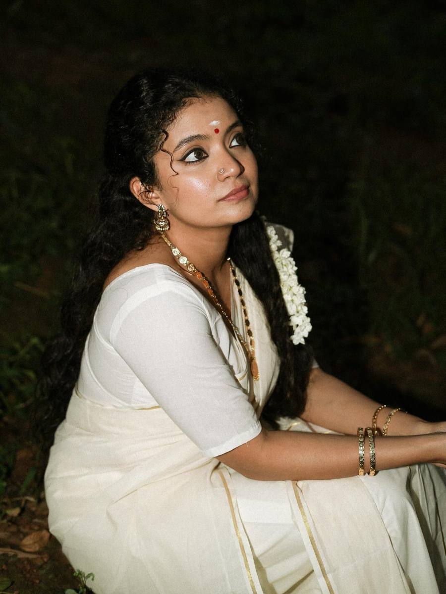 anna-ben-nayarambalam-in-simple-set-mundu-with-mullapoo-photos-004