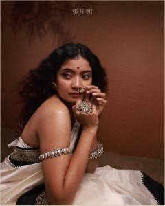 actress-anna-ben-latest-photos-in-silk-saree-001
