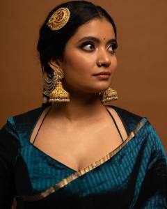 actress-anna-ben-new-look-photos-in-blue-saree-002