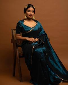 actress-anna-ben-new-look-photos-in-blue-saree-003