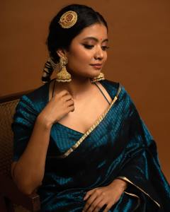 actress-anna-ben-new-look-photos-in-blue-saree-004