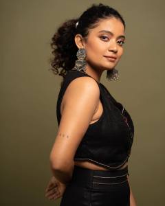 anna-ben-black-bell-bottom-with-crop-top-style-photos-001