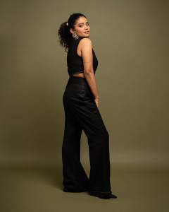 anna-ben-black-bell-bottom-with-crop-top-style-photos-002