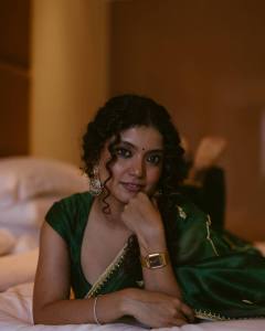 anna-ben-in-green-tissue-saree-photos-003