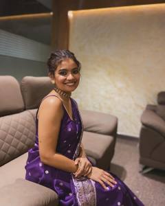 anna-ben-in-her-mothers-violet-pattu-saree-photos-001
