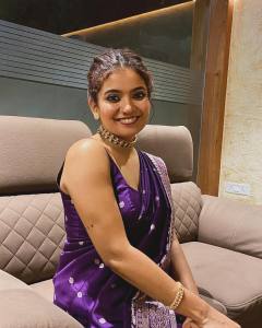 anna-ben-in-her-mothers-violet-pattu-saree-photos-003