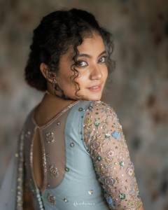 anna-ben-in-her-mothers-violet-pattu-saree-photos-004
