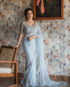anna-ben-in-her-mothers-violet-pattu-saree-photos-005