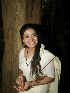 anna-ben-in-kerala-saree-with-hairstyle-photos-003