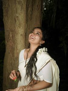 anna-ben-in-kerala-saree-with-hairstyle-photos-004