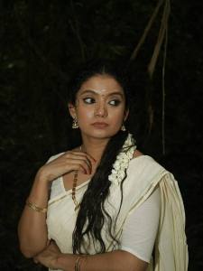 anna-ben-in-kerala-saree-with-hairstyle-photos-007