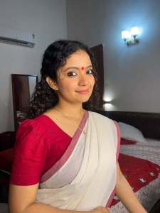 anna-ben-in-red-simple-kara-set-and-mundu-kerala-traditional-dress-and-makeup-pics