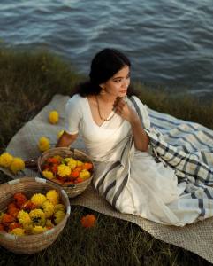 anna-ben-in-set-saree-outfit-style-photos-006