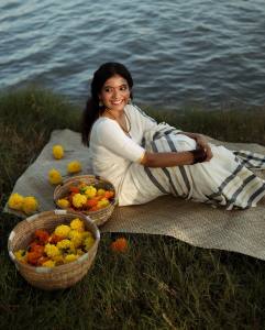 anna-ben-in-set-saree-outfit-style-photos-007