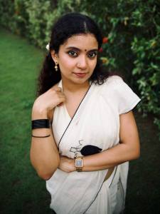 anna-ben-in-white-saree-with-stylish-blouse-neck-designs-photos-001