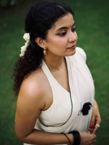 anna-ben-in-white-saree-with-stylish-blouse-neck-designs-photos-002