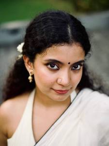 anna-ben-in-white-saree-with-stylish-blouse-neck-designs-photos-003