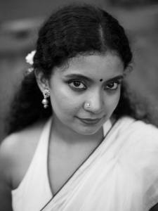 anna-ben-in-white-saree-with-stylish-blouse-neck-designs-photos-004