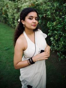 anna-ben-in-white-saree-with-stylish-blouse-neck-designs-photos