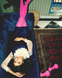anna-ben-latest-photos-in-black-top-with-pink-heels-001
