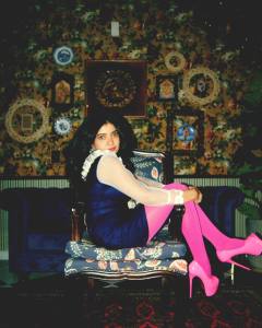 anna-ben-latest-photos-in-black-top-with-pink-heels-003