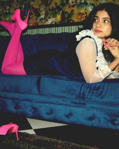 anna-ben-latest-photos-in-black-top-with-pink-heels-004