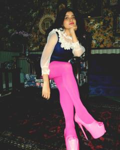 anna-ben-latest-photos-in-black-top-with-pink-heels-005