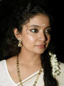 anna-ben-nayarambalam-in-simple-set-mundu-with-mullapoo-photos-001