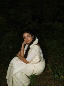 anna-ben-nayarambalam-in-simple-set-mundu-with-mullapoo-photos-002