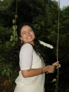 anna-ben-nayarambalam-in-simple-set-mundu-with-mullapoo-photos-003
