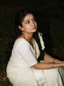 anna-ben-nayarambalam-in-simple-set-mundu-with-mullapoo-photos-004