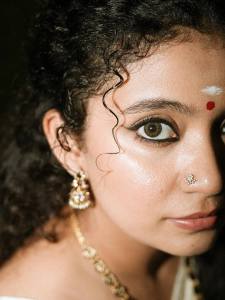 anna-ben-nayarambalam-in-simple-set-mundu-with-mullapoo-photos