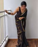 anna-ben-in-black-pattu-saree-with-sleeveless-blouse-004