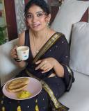 anna-ben-in-black-pattu-saree-with-sleeveless-blouse