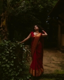 anna-ben-in-red-pattu-saree-photos-001