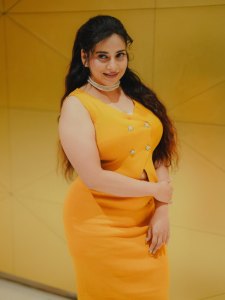 anna-rajan-in-yellow-sleevless-trending-style-dress-photos-005