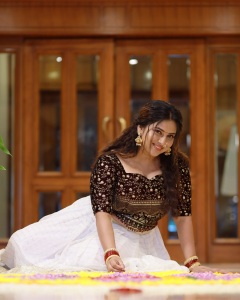 anna-reshma-rajan-in-black-top-and-white-skirt-001
