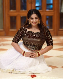 anna-reshma-rajan-in-black-top-and-white-skirt-002