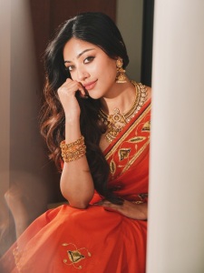 actress-anu-emmanuel-in-raw-mango-colour-saree-photos-001