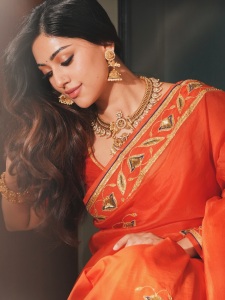 actress-anu-emmanuel-in-raw-mango-colour-saree-photos-004