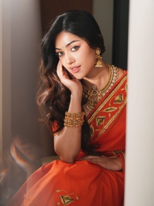actress-anu-emmanuel-in-raw-mango-colour-saree-photos-007