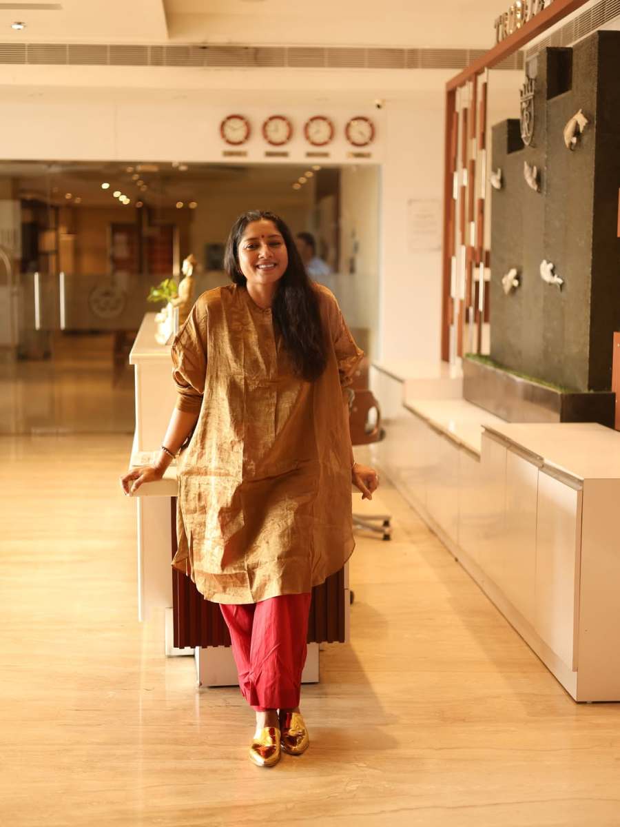 actress-anumol-in-loose-fit-top-with-different-bottom-ideas-photos-006