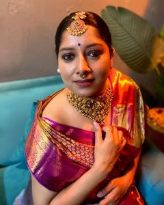 1_actress-anumol-in-kanchipuram-saree-photoshoot-photos