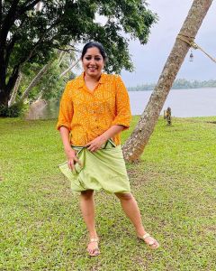 actress-anumol-beautiful-images-in-mund-and-shirt