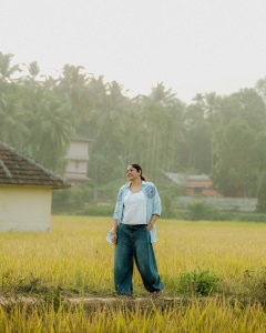 actress-anumol-different-look-photos