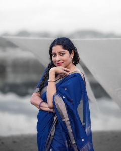 actress-anumol-in-blue-cotton-saree-photos-003